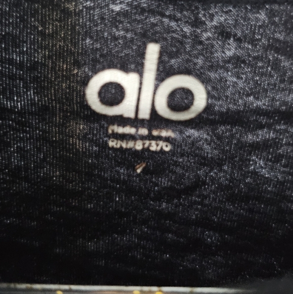 Alo Yoga Long Sleeve Tee Shirt - Picture 5 of 6